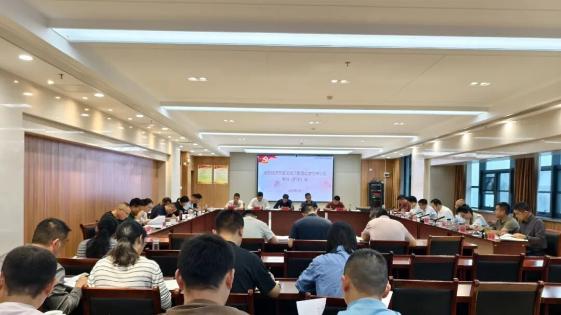 杨君主持召开党工委理论学习中心组学习（扩大）会